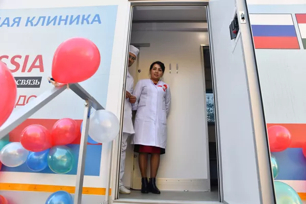 Церемония безвозмездной передачи Республике Таджикистан российской мобильной клиники на базе автомобиля КАМАЗ Церемония безвозмездной передачи Республике Таджикистан российской мобильной клиники на базе автомобиля КАМАЗ - Sputnik Тоҷикистон