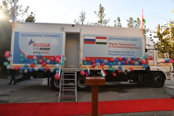 Церемония безвозмездной передачи Республике Таджикистан российской мобильной клиники на базе автомобиля КАМАЗ - Sputnik Таджикистан