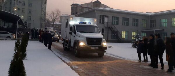 Бывшего президента Алмазбека Атамбаева вывезли с территории Первомайского районного суда и привезли в здание ГКНБ, где находится СИЗО ведомства - Sputnik Тоҷикистон