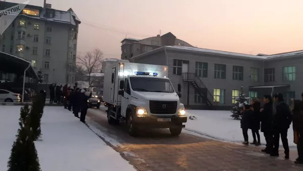 Бывшего президента Алмазбека Атамбаева вывезли с территории Первомайского районного суда и привезли в здание ГКНБ, где находится СИЗО ведомства - Sputnik Тоҷикистон