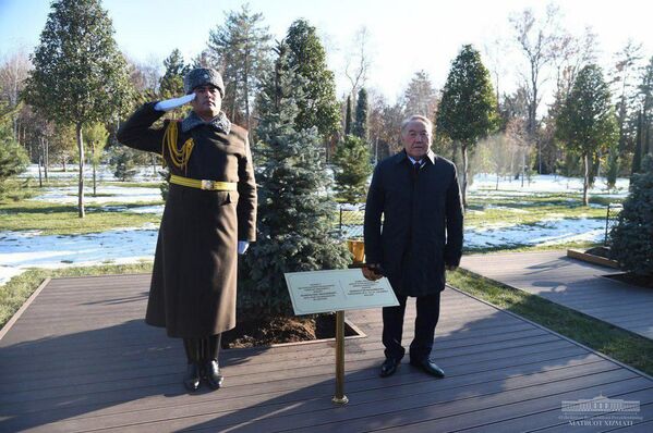 Главы государств Центральной Азии высадили саженцы деревьев на Аллее почетных гостей в резиденции Куксарой - Sputnik Таджикистан