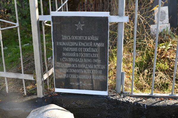 Субботник на кладбище - Sputnik Таджикистан