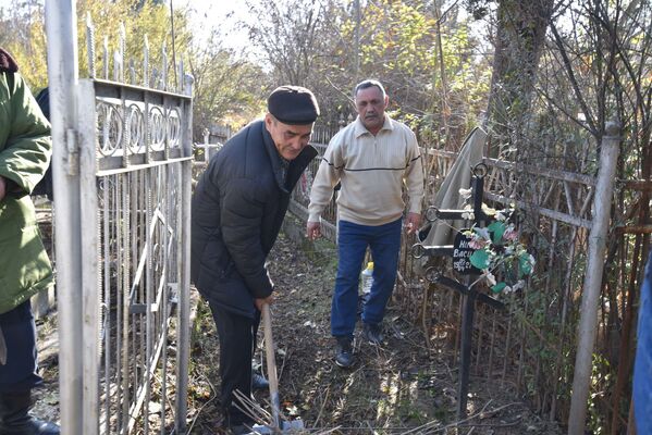 Субботник на кладбище - Sputnik Таджикистан