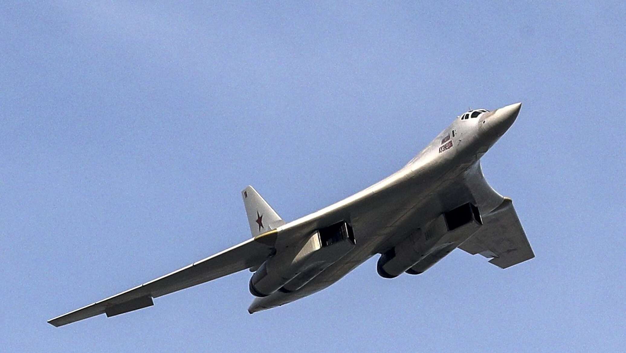 Ту 160 сверхзвуковой самолет вооружение. Ту-160 белый лебедь. Ту 160м бомбардировщик стратегический. Белый лебедь самолет ту 160. Ту-160 сверхзвуковой самолёт.