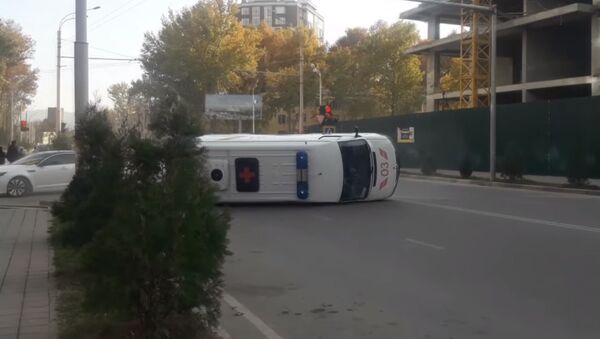 В Душанбе в ДТП перевернулась карета скорой помощи - Sputnik Таджикистан