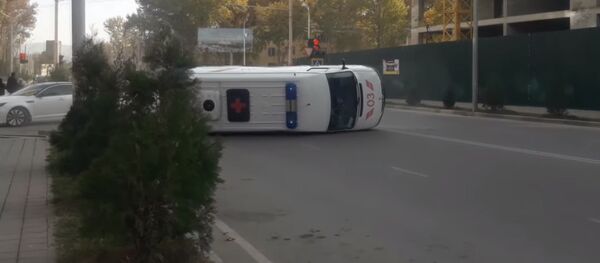 В Душанбе в ДТП перевернулась карета скорой помощи В Душанбе в ДТП перевернулась карета скорой помощи - Sputnik Таджикистан