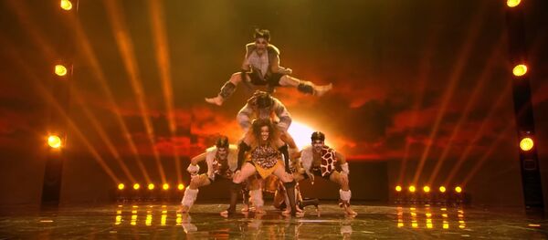 Зажигательный танец Короля Льва в тюбитейках Зажигательный танец Короля Льва в тюбитейках - Sputnik Таджикистан