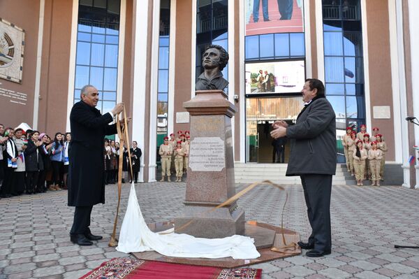 Пушкин дар Душанбе, Рӯдакӣ дар Маскав: ифтитоҳи нимпайкараи Рӯдакӣ дар донишгоҳи Ломоносов - Sputnik Тоҷикистон