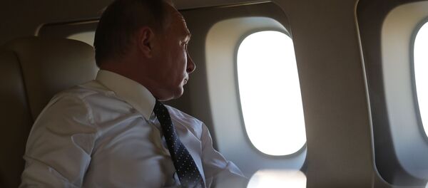 Президент РФ Владимир Путин на борту президентского самолета Президент РФ Владимир Путин на борту президентского самолета - Sputnik Таджикистан