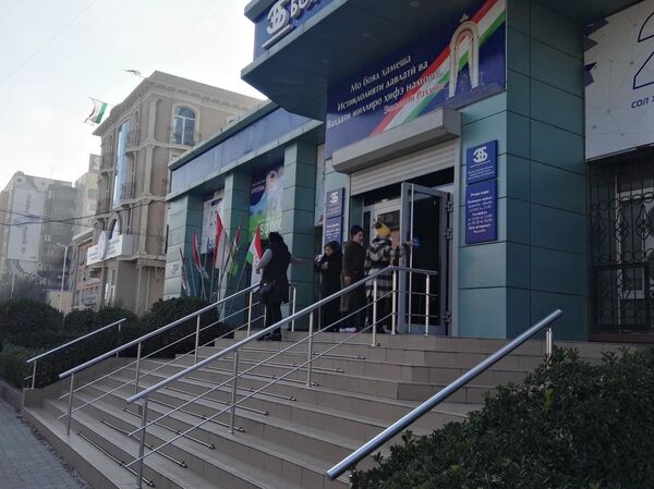 Пул нест: интиқоли маблағҳо аз Русия ба Тоҷикистон қатъ карда шуд Пул нест: интиқоли маблағҳо аз Русия ба Тоҷикистон қатъ карда шуд - Sputnik Тоҷикистон