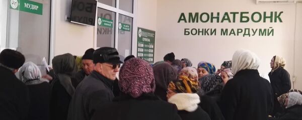 Очередь в Амонатбанке в день запуска национальной системы переводов Очередь в Амонатбанке в день запуска национальной системы переводов - Sputnik Тоҷикистон