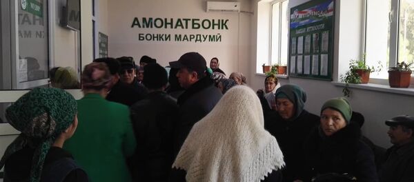 Очередь в Амонатбанке в день запуска национальной системы переводов - Sputnik Тоҷикистон