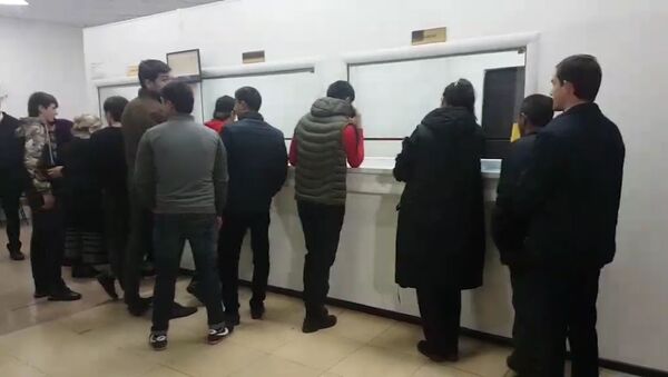 Трудности перевода: почему в банках Таджикистана скопились очереди - YouTube - Sputnik Таджикистан