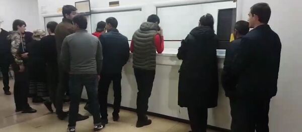 Мушкили интиқоли пул: чаро дар бонкҳои Тоҷикистон издиҳом ба вуҷуд омадаст - YouTube - Sputnik Тоҷикистон