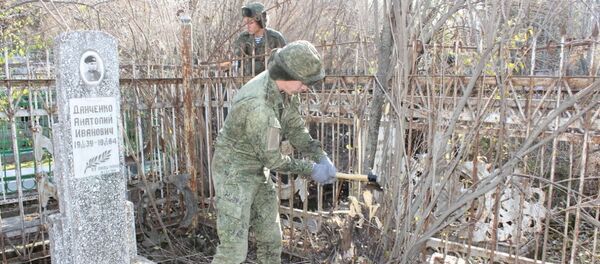 Военные 201-й базы восстановили могилу Героя Советского Союза капитана Николая Балакина на православном кладбище в Таджикистане Военные 201-й базы восстановили могилу Героя Советского Союза капитана Николая Балакина на православном кладбище в Таджикистане - Sputnik Таджикистан