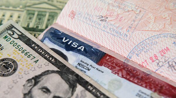 Денежные купюры США и американская виза - Sputnik Таджикистан