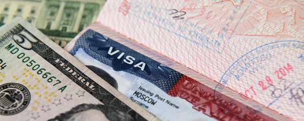 Денежные купюры США и американская виза - Sputnik Тоҷикистон