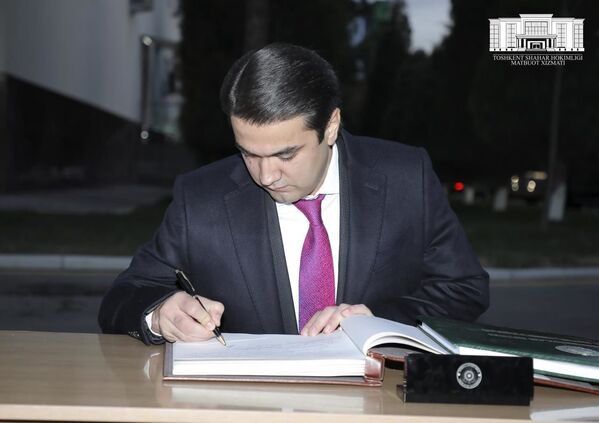 Рустам Эмомали подписывает документ - Sputnik Таджикистан