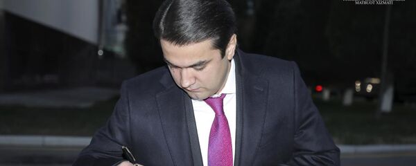 Рустам Эмомали подписывает документ - Sputnik Тоҷикистон