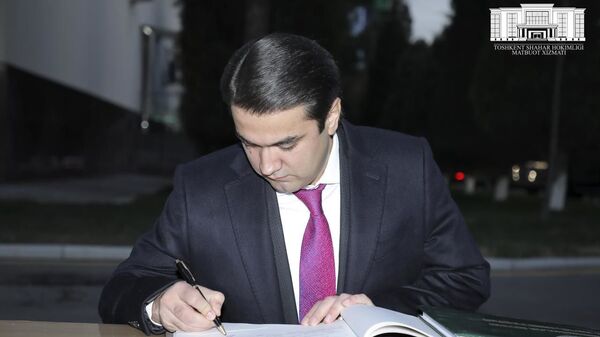 Рустам Эмомали подписывает документ - Sputnik Таджикистан