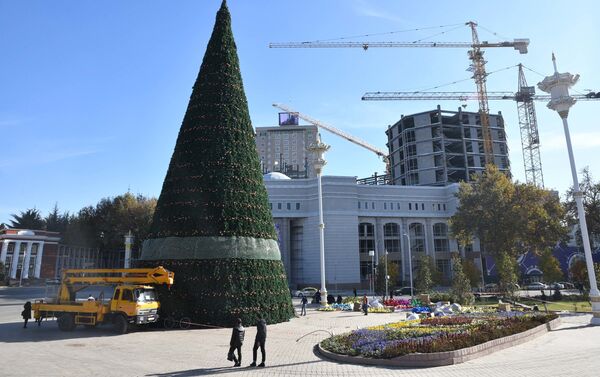 В Душанбе начали украшать главную новогоднюю елку - Sputnik Таджикистан