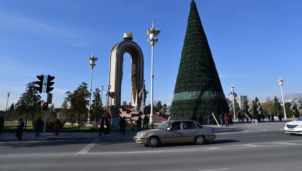 В Душанбе начали украшать главную новогоднюю елку - Sputnik Таджикистан