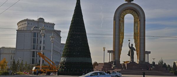 В Душанбе начали украшать главную новогоднюю елку - Sputnik Таджикистан