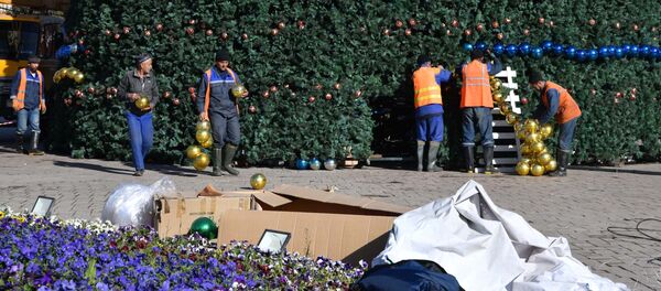 В Душанбе начали украшать главную новогоднюю елку - Sputnik Тоҷикистон