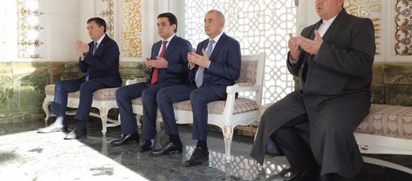 Рустам Эмомали в Самарканде у могилы Ислама Каримова Рустам Эмомали в Самарканде у могилы Ислама Каримова - Sputnik Таджикистан