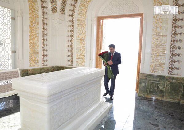 Рустам Эмомали в Самарканде у могилы Ислама Каримова - Sputnik Таджикистан