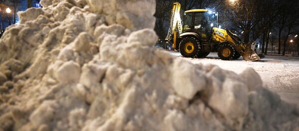 Снегоуборочная техника во время снегопада Снегоуборочная техника во время снегопада - Sputnik Таджикистан