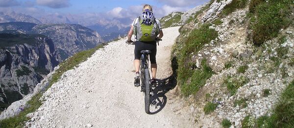 Турист на велосипеде в горах - Sputnik Тоҷикистон