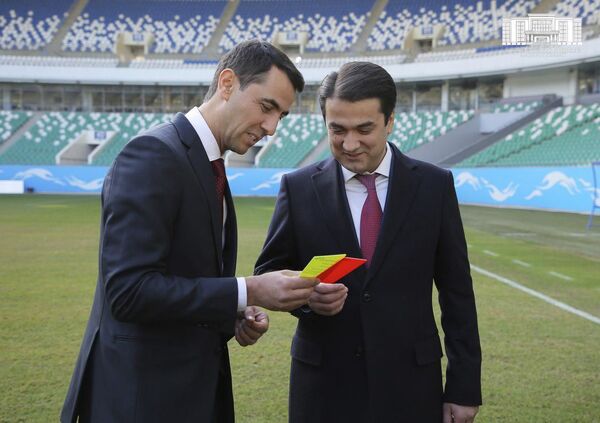 Тақдими пероҳани тими миллии Узбакистон ба Рустами Эмомалӣ - Sputnik Тоҷикистон