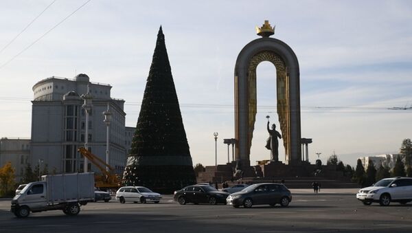 В Душанбе украшают главную елку страны - YouTube - Sputnik Таджикистан