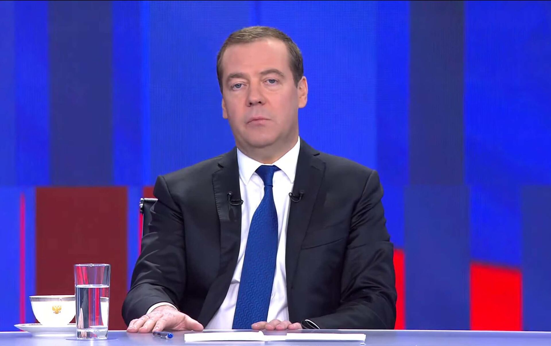 1 канал полностью. Медведев интервью. Анонс интервью с Дмитрием Медведевым Россия 1 2010.