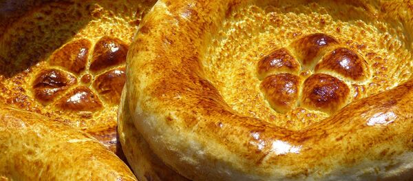 Продажа традиционных таджикских лепешек - Sputnik Тоҷикистон