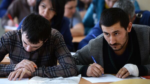 Сдача экзаменов в центре тестирования мигрантов - Sputnik Таджикистан
