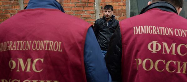 Рейд ФМС по выявлению нелегальных мигрантов в Москве - Sputnik Таджикистан