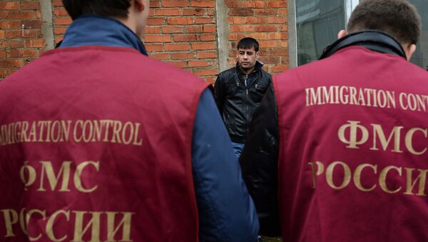 Рейд ФМС по выявлению нелегальных мигрантов в Москве - Sputnik Таджикистан