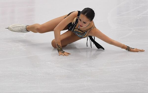 Алина Загитова (Россия) упала во время выступления в произвольной программе женского одиночного катания в финале Гран-при по фигурному катанию в Турине - Sputnik Таджикистан