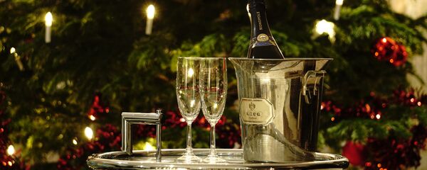 Шампанское на новый год, архивное фото - Sputnik Таджикистан