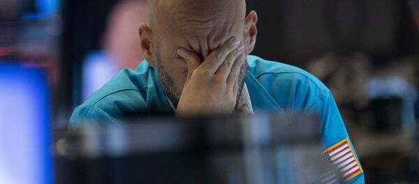 Трейдер вытирает глаза, наблюдая за курсами акций на Нью-Йоркской фондовой бирже - Sputnik Таджикистан