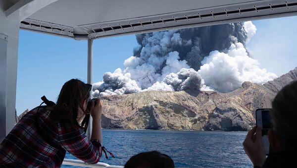 Туристы снимают извержение вулкана на острове Уайт-Айленд в Новой Зеландии - Sputnik Таджикистан