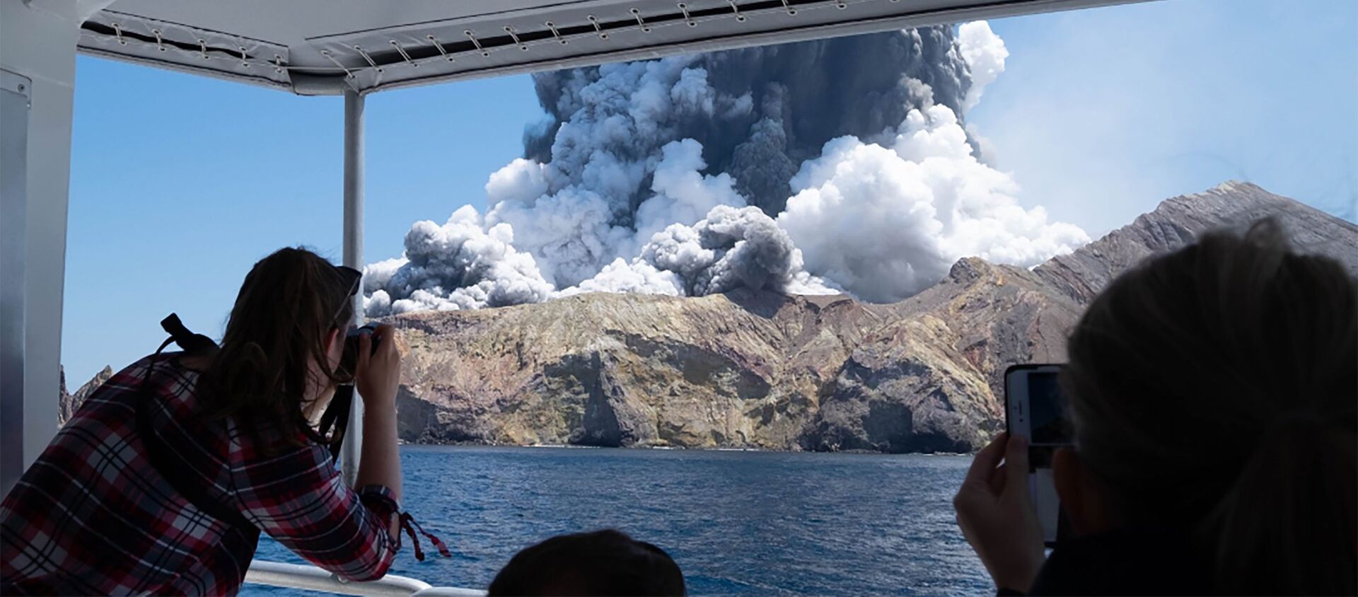 Туристы снимают извержение вулкана на острове Уайт-Айленд в Новой Зеландии - Sputnik Таджикистан, 1920, 09.12.2019
