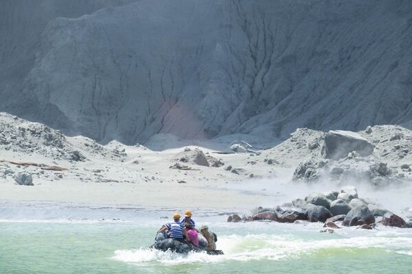 Гиды эвакуируют туристов после извержения вулкана на острове Уайт-Айленд в Новой Зеландии - Sputnik Таджикистан
