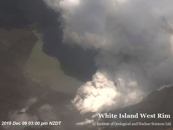 Вид с воздуха на извержение вулкана на острове Уайт-Айленд в Новой Зеландии - Sputnik Таджикистан