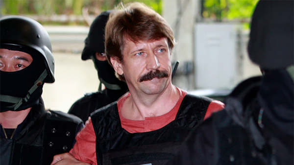 Российского бизнесмена Виктора Бута в окружении тайландского спецназа доставили в уголовный суд Бангкока в октябре 2010 года - Sputnik Таджикистан