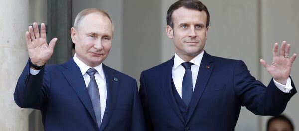 Президент Эммануил Макрон (справа) и президент России Владимир Путин машут в Елисейском дворце в понедельник, 9 декабря 2019 года в Париже - Sputnik Таджикистан