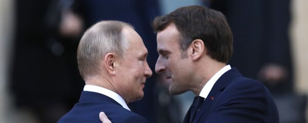 Президент Эммануил Макрон (справа) и президент России Владимир Путин машут в Елисейском дворце в понедельник, 9 декабря 2019 года в Париже - Sputnik Таджикистан