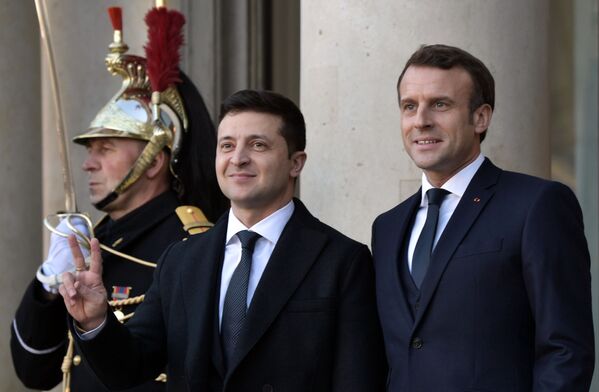 Президент Украины Владимир Зеленский и президент Франции Эммануэль Макрон (справа) на церемонии официальной встречи в Елисейском дворце - Sputnik Таджикистан